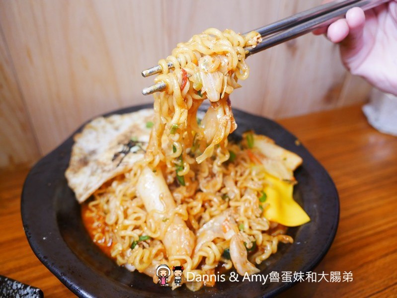 《新竹東門市場吃什麼？》中原名店謝牡丹炒泡麵。雞排炒泡麵x炒辛拉麵晚餐宵夜新選擇！︱ 影片