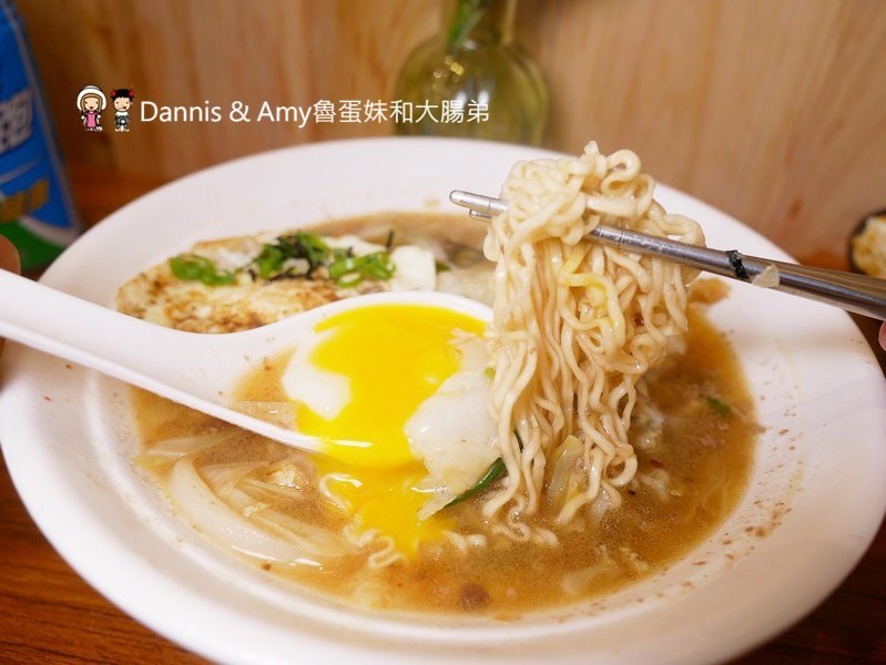 《新竹東門市場吃什麼？》中原名店謝牡丹炒泡麵。雞排炒泡麵x炒辛拉麵晚餐宵夜新選擇！︱ 影片