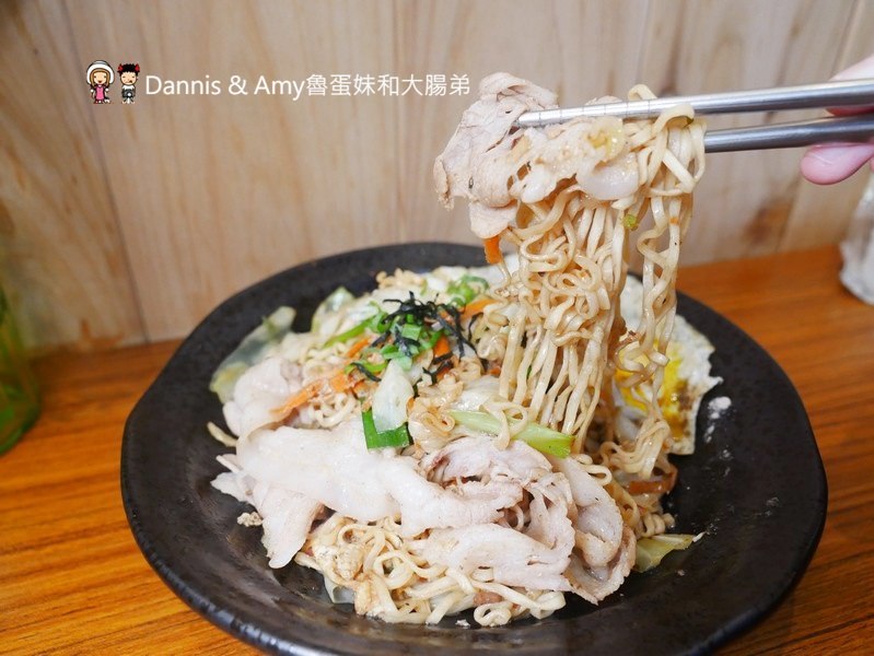 《新竹東門市場吃什麼？》中原名店謝牡丹炒泡麵。雞排炒泡麵x炒辛拉麵晚餐宵夜新選擇！︱ 影片