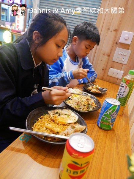 《新竹東門市場吃什麼？》中原名店謝牡丹炒泡麵。雞排炒泡麵x炒辛拉麵晚餐宵夜新選擇！︱ 影片