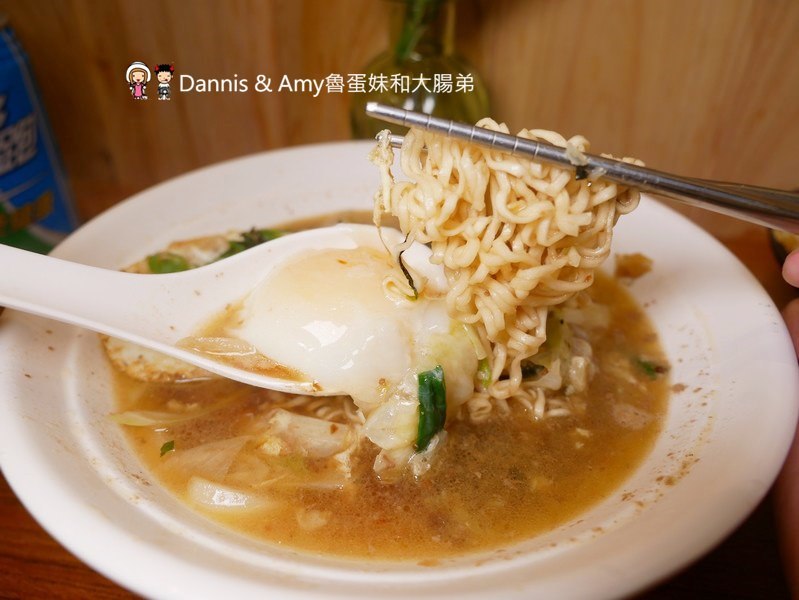 《新竹東門市場吃什麼？》中原名店謝牡丹炒泡麵。雞排炒泡麵x炒辛拉麵晚餐宵夜新選擇！︱ 影片