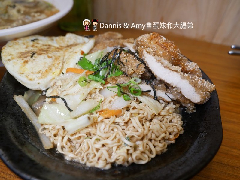 《新竹東門市場吃什麼？》中原名店謝牡丹炒泡麵。雞排炒泡麵x炒辛拉麵晚餐宵夜新選擇！︱ 影片