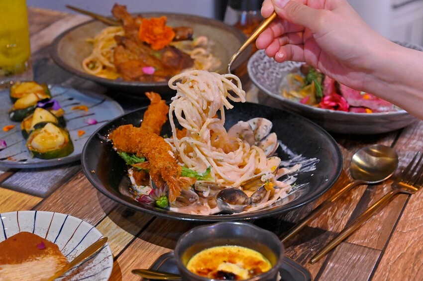 台中逢甲義大利麵超美擺盤大份量推薦 8種自製熬煮醬汁 自製千層蛋糕不用百元好吃 瑰覓GuiMi逢甲