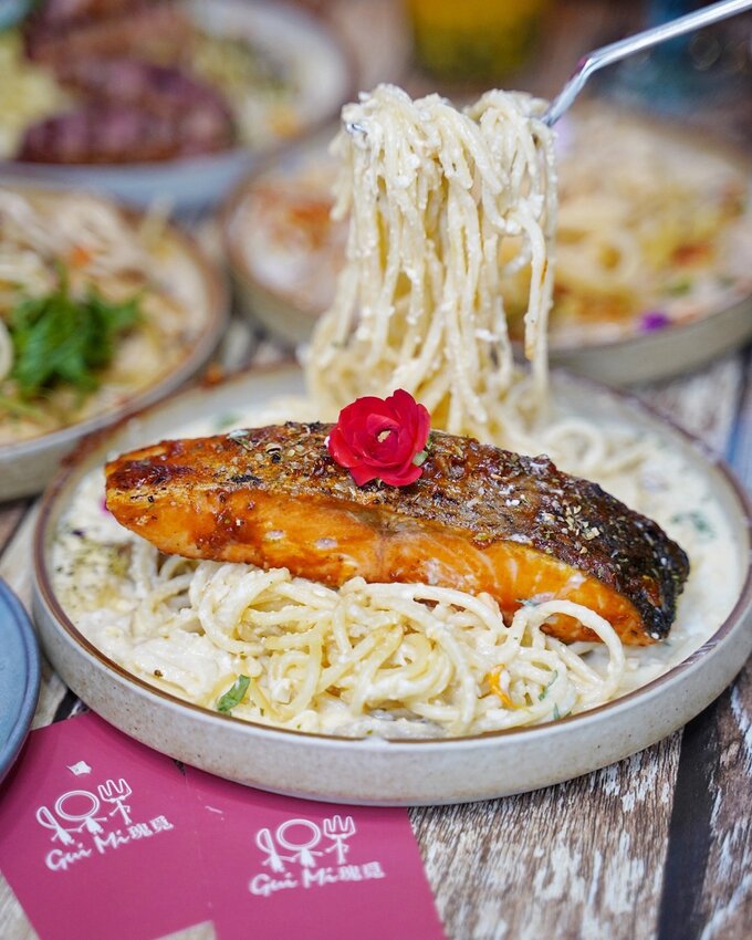 台中西屯區美食推薦『瑰覓Gui Mi』，主打視覺及味覺雙享受的浮誇義大利麵，大份量、餐點選擇多，就隱身在逢甲巷弄裡。 - 阿華田的美食日記