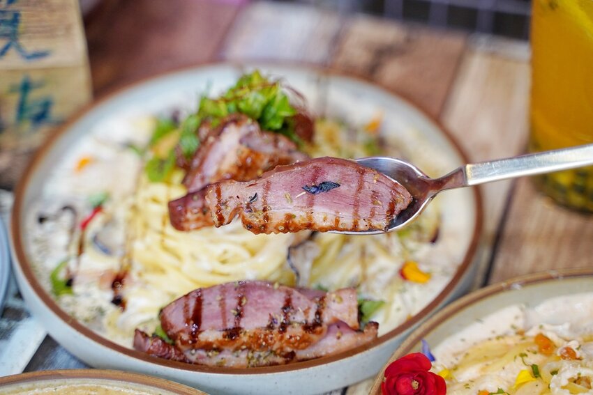 台中西屯區美食推薦『瑰覓Gui Mi』，主打視覺及味覺雙享受的浮誇義大利麵，大份量、餐點選擇多，就隱身在逢甲巷弄裡。 - 阿華田的美食日記