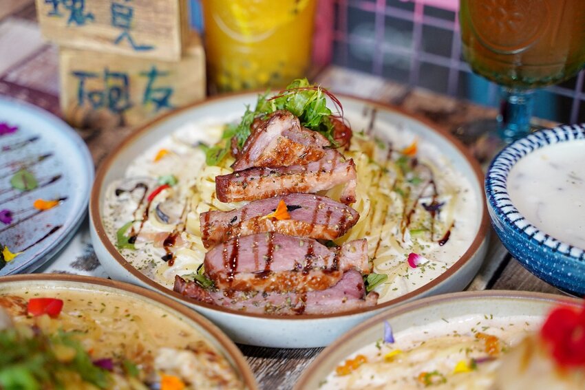 台中西屯區美食推薦『瑰覓Gui Mi』，主打視覺及味覺雙享受的浮誇義大利麵，大份量、餐點選擇多，就隱身在逢甲巷弄裡。 - 阿華田的美食日記