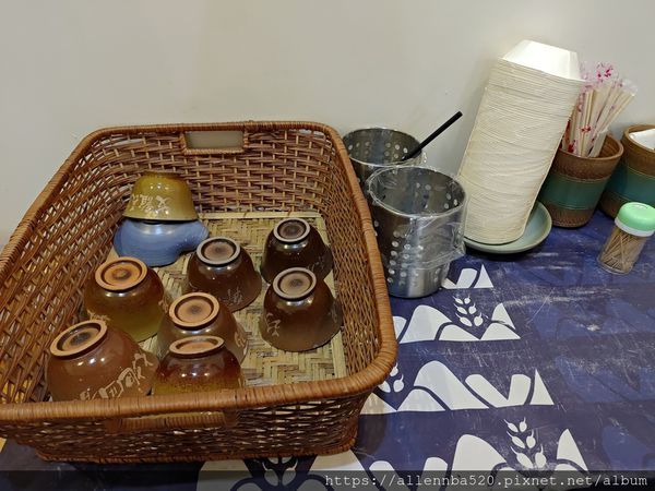 高雄美濃彩色粄條_自己拿的碗筷