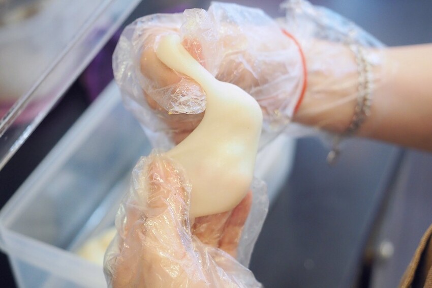 ♥幸福翔綺 西螺麻糬大王♥現包現吃最新鮮.女孩必買金莎巧克力麻糬雲林人氣團購伴手禮.現在在台北車站就買的