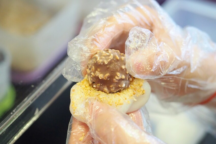 ♥幸福翔綺 西螺麻糬大王♥現包現吃最新鮮.女孩必買金莎巧克力麻糬雲林人氣團購伴手禮.現在在台北車站就買的