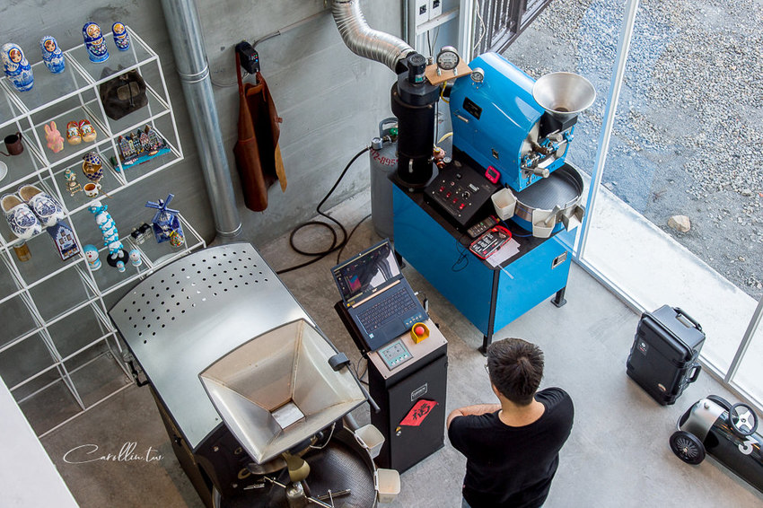 《蠻荒咖啡DesolateCoffee》打卡景點 超好拍的玻璃屋咖啡店 - 卡琳。摸魚兒趣