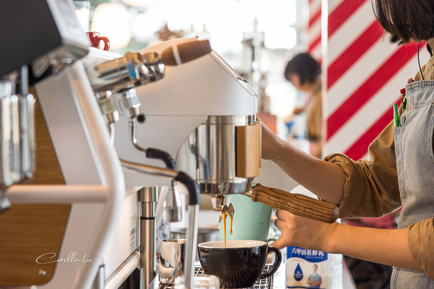 《蠻荒咖啡DesolateCoffee》打卡景點 超好拍的玻璃屋咖啡店 - 卡琳。摸魚兒趣