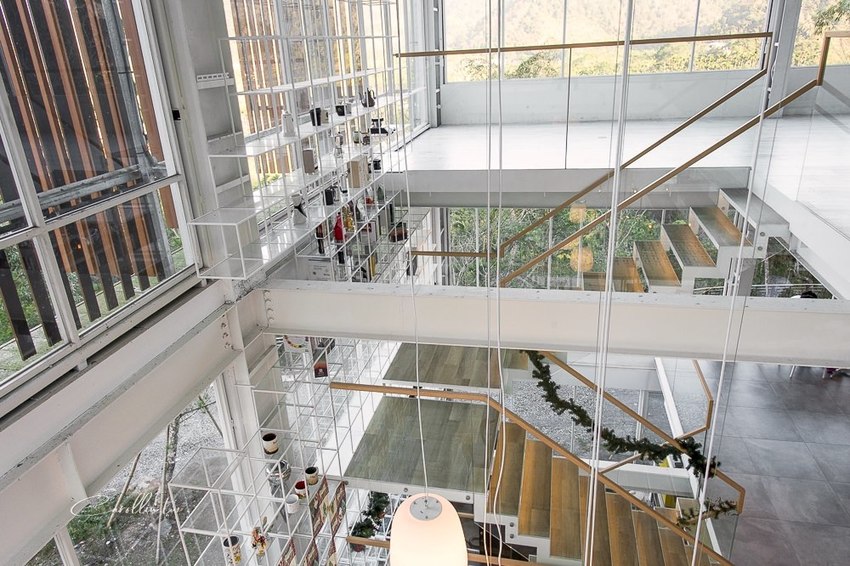 《蠻荒咖啡DesolateCoffee》打卡景點 超好拍的玻璃屋咖啡店 - 卡琳。摸魚兒趣