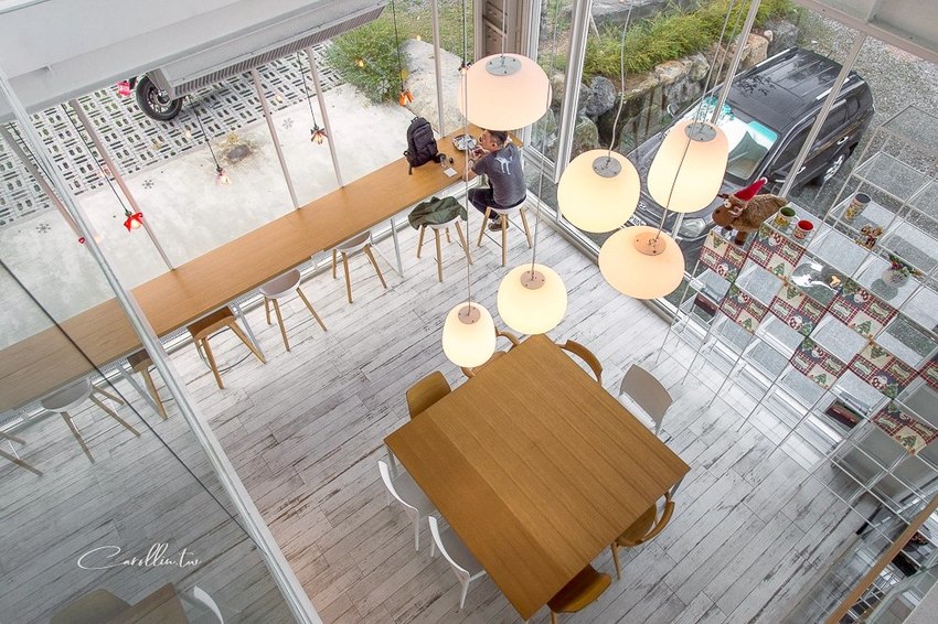 《蠻荒咖啡DesolateCoffee》打卡景點 超好拍的玻璃屋咖啡店 - 卡琳。摸魚兒趣