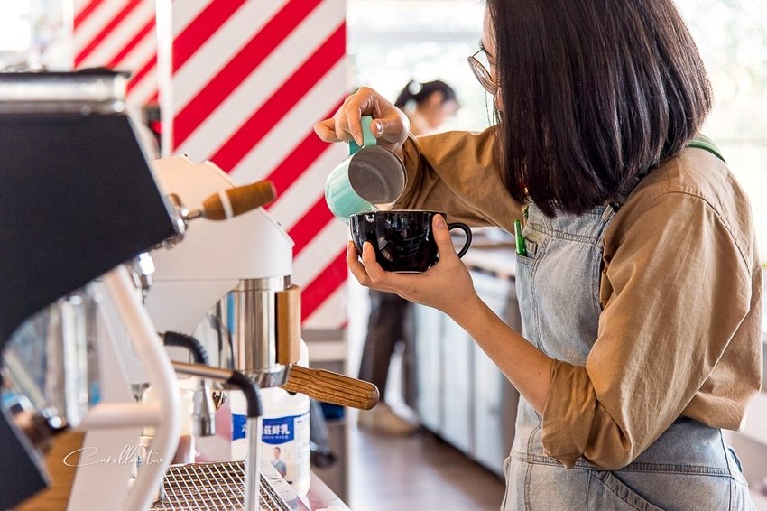 《蠻荒咖啡DesolateCoffee》打卡景點 超好拍的玻璃屋咖啡店 - 卡琳。摸魚兒趣