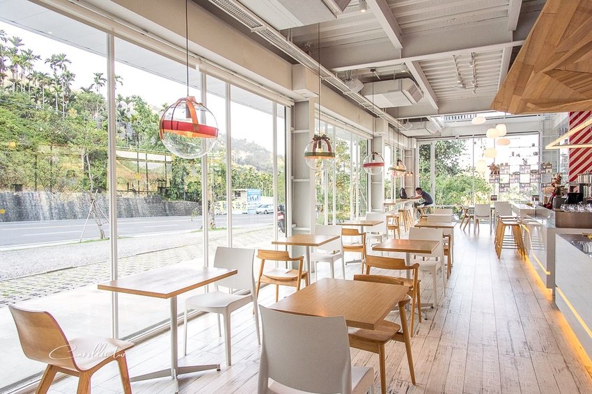 《蠻荒咖啡DesolateCoffee》打卡景點 超好拍的玻璃屋咖啡店 - 卡琳。摸魚兒趣