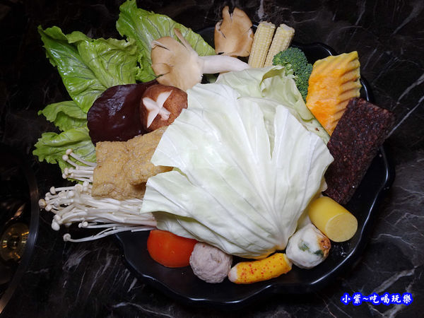 菜盤-狩夜精緻單人雙味火鍋.jpg