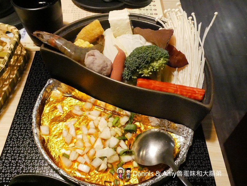 《湖口美食推薦》享鍋精緻涮烤小火鍋。精選肉品海鮮一鍋兩吃超滿足。大份量肉多多專區肉食控不能錯過。明治冰淇淋飲料無限供應︱湖口火車站旁老五鹹粥對面(影片) 《湖口美食推薦》享鍋精緻涮烤小火鍋。精選肉品海鮮一鍋兩吃超滿足。大份量肉多多專區肉食控不能錯過。明治冰淇淋飲料無限供應︱湖口火車站旁老五鹹粥對面(影片)