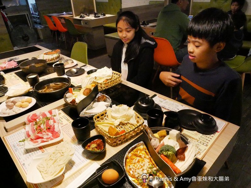 《湖口美食推薦》享鍋精緻涮烤小火鍋。精選肉品海鮮一鍋兩吃超滿足。大份量肉多多專區肉食控不能錯過。明治冰淇淋飲料無限供應︱湖口火車站旁老五鹹粥對面(影片) 《湖口美食推薦》享鍋精緻涮烤小火鍋。精選肉品海鮮一鍋兩吃超滿足。大份量肉多多專區肉食控不能錯過。明治冰淇淋飲料無限供應︱湖口火車站旁老五鹹粥對面(影片)