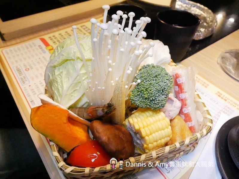 《湖口美食推薦》享鍋精緻涮烤小火鍋。精選肉品海鮮一鍋兩吃超滿足。大份量肉多多專區肉食控不能錯過。明治冰淇淋飲料無限供應︱湖口火車站旁老五鹹粥對面(影片) 《湖口美食推薦》享鍋精緻涮烤小火鍋。精選肉品海鮮一鍋兩吃超滿足。大份量肉多多專區肉食控不能錯過。明治冰淇淋飲料無限供應︱湖口火車站旁老五鹹粥對面(影片)