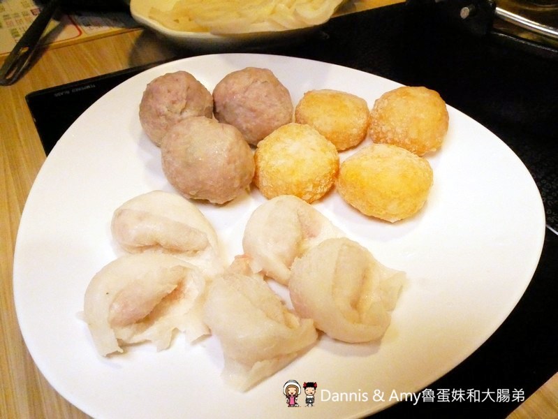 《湖口美食推薦》享鍋精緻涮烤小火鍋。精選肉品海鮮一鍋兩吃超滿足。大份量肉多多專區肉食控不能錯過。明治冰淇淋飲料無限供應︱湖口火車站旁老五鹹粥對面(影片) 《湖口美食推薦》享鍋精緻涮烤小火鍋。精選肉品海鮮一鍋兩吃超滿足。大份量肉多多專區肉食控不能錯過。明治冰淇淋飲料無限供應︱湖口火車站旁老五鹹粥對面(影片)