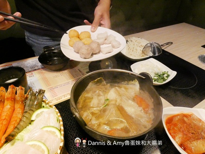 《湖口美食推薦》享鍋精緻涮烤小火鍋。精選肉品海鮮一鍋兩吃超滿足。大份量肉多多專區肉食控不能錯過。明治冰淇淋飲料無限供應︱湖口火車站旁老五鹹粥對面(影片) 《湖口美食推薦》享鍋精緻涮烤小火鍋。精選肉品海鮮一鍋兩吃超滿足。大份量肉多多專區肉食控不能錯過。明治冰淇淋飲料無限供應︱湖口火車站旁老五鹹粥對面(影片)