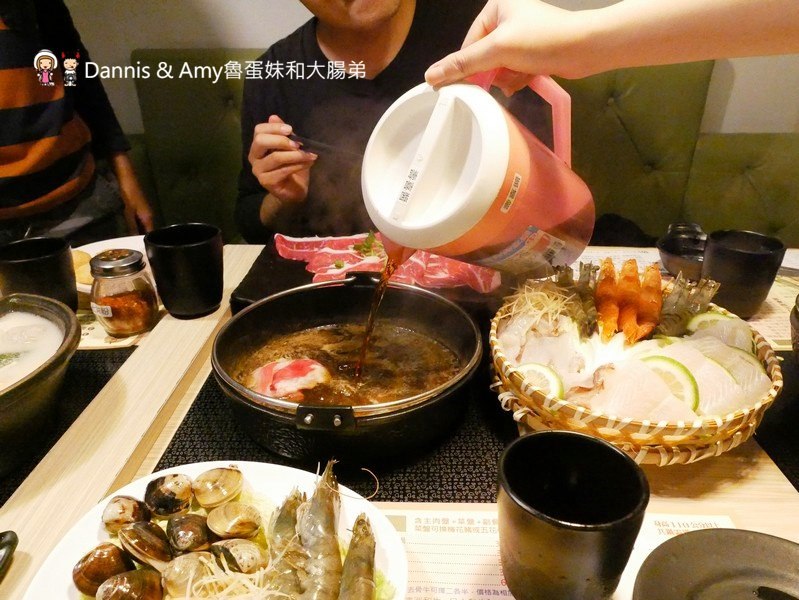 《湖口美食推薦》享鍋精緻涮烤小火鍋。精選肉品海鮮一鍋兩吃超滿足。大份量肉多多專區肉食控不能錯過。明治冰淇淋飲料無限供應︱湖口火車站旁老五鹹粥對面(影片) 《湖口美食推薦》享鍋精緻涮烤小火鍋。精選肉品海鮮一鍋兩吃超滿足。大份量肉多多專區肉食控不能錯過。明治冰淇淋飲料無限供應︱湖口火車站旁老五鹹粥對面(影片)