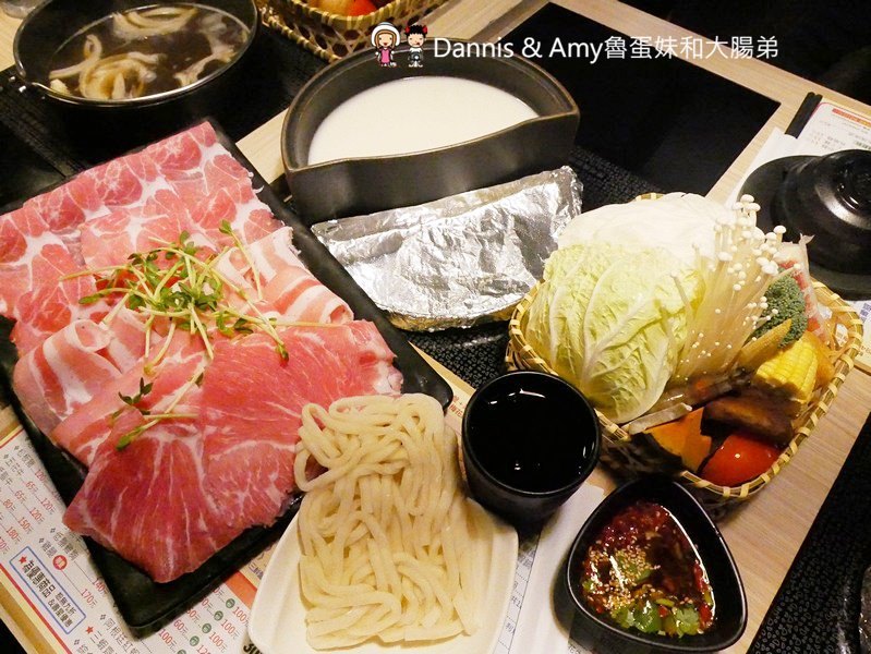 《湖口美食推薦》享鍋精緻涮烤小火鍋。精選肉品海鮮一鍋兩吃超滿足。大份量肉多多專區肉食控不能錯過。明治冰淇淋飲料無限供應︱湖口火車站旁老五鹹粥對面(影片) 《湖口美食推薦》享鍋精緻涮烤小火鍋。精選肉品海鮮一鍋兩吃超滿足。大份量肉多多專區肉食控不能錯過。明治冰淇淋飲料無限供應︱湖口火車站旁老五鹹粥對面(影片)