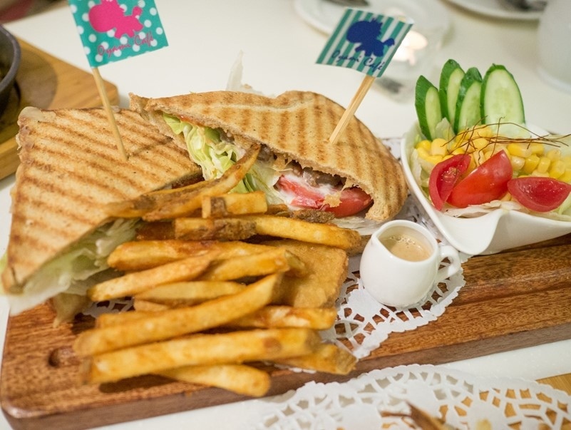 【台北西門町】Oyami café 下午茶、義大利麵，美味的餐點搭配夢幻的裝潢，彷彿置身童話世界