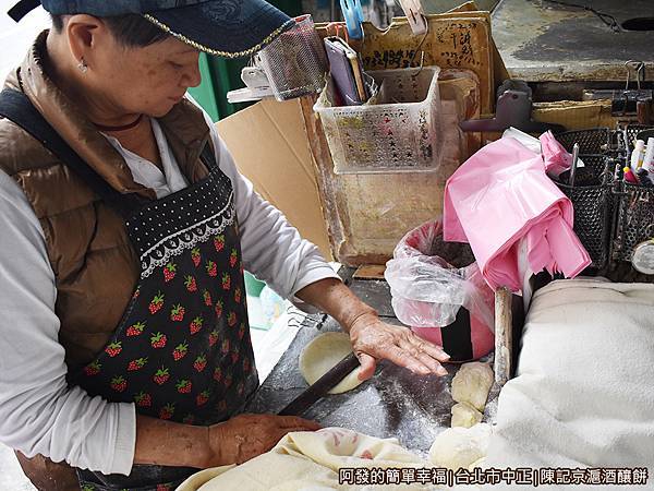 陳記京滬酒釀餅04-擀餅.JPG