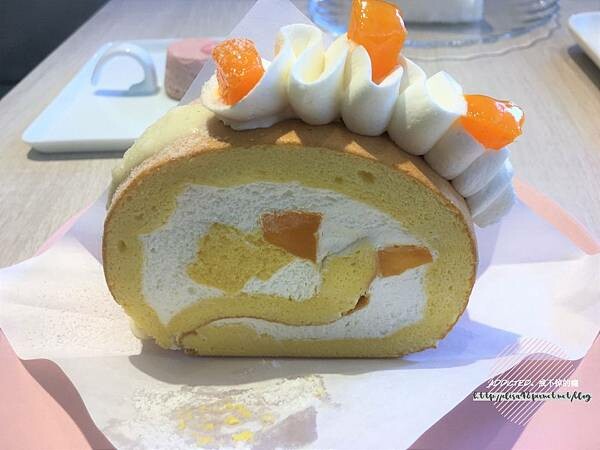 台北信義-[PINEDE 彼內朵] 捷運市政府站1號出口旁，來自日本名古屋知名甜點品牌，夏季限定芒果蛋糕，法式夢幻風台北下午茶推薦