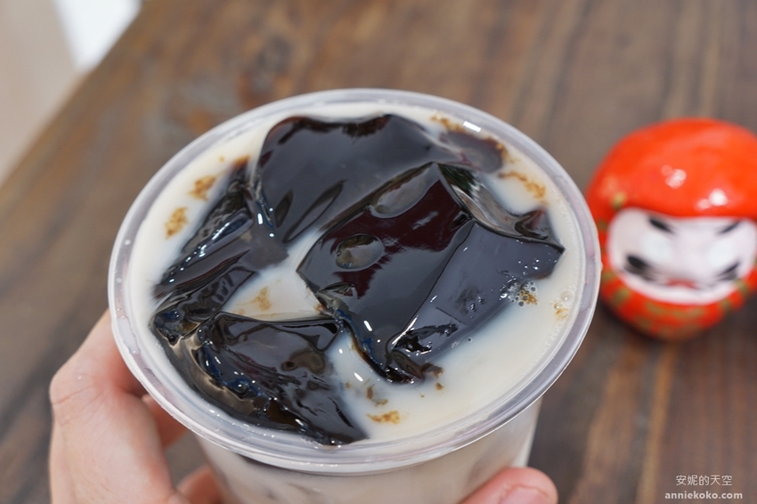 [基隆美食]成助茶-基隆廟口店 手搖飲竟然有現泡好茶 獨家冷卻技術 不加一滴水的鮮奶珍珠用料超實在 - 安妮的天空