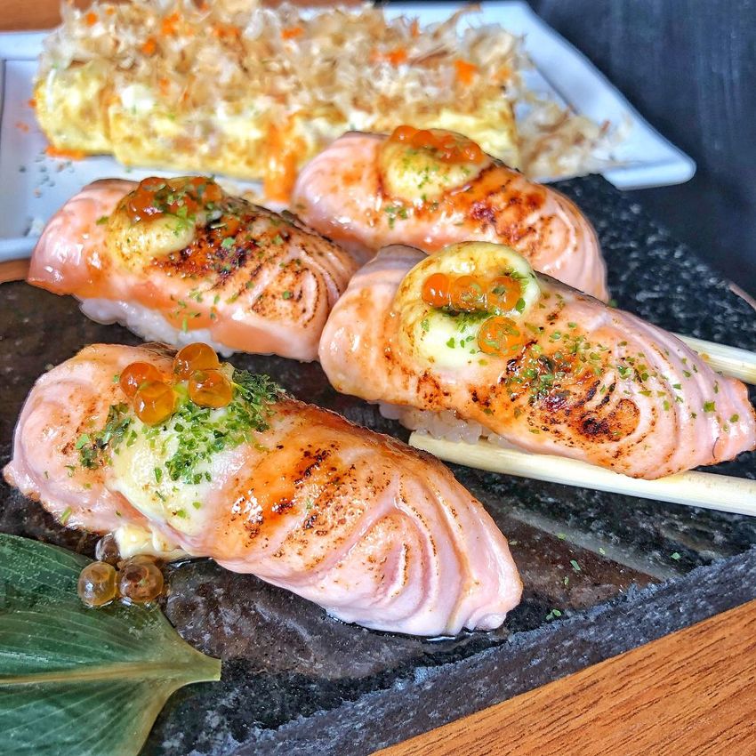 台南國華街新店【本寓食堂】焦糖炙燒鮭魚 色澤誘人香氣一級棒 鮭魚控快衝 !