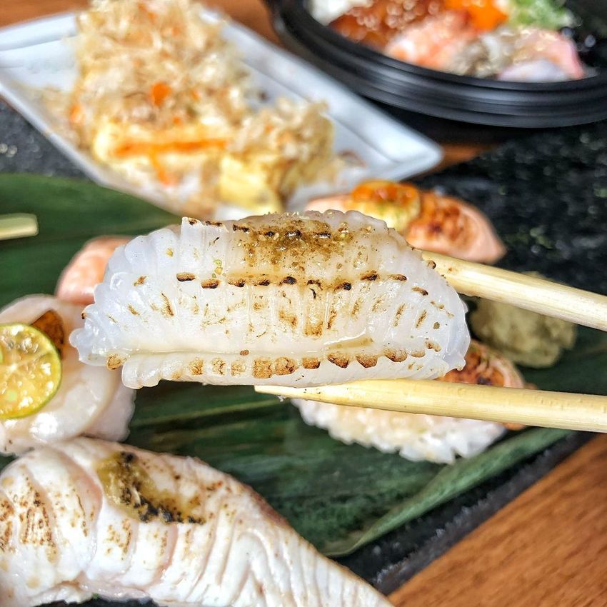 台南國華街新店【本寓食堂】焦糖炙燒鮭魚 色澤誘人香氣一級棒 鮭魚控快衝 !