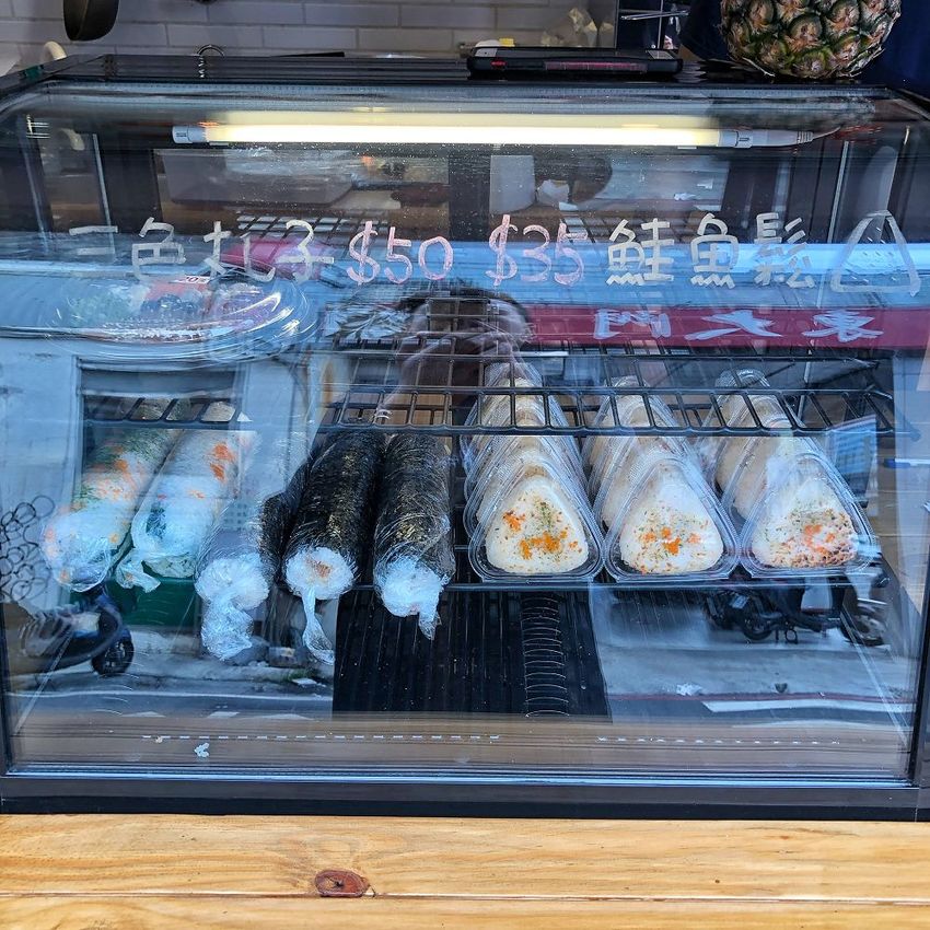 台南國華街新店【本寓食堂】焦糖炙燒鮭魚 色澤誘人香氣一級棒 鮭魚控快衝 !