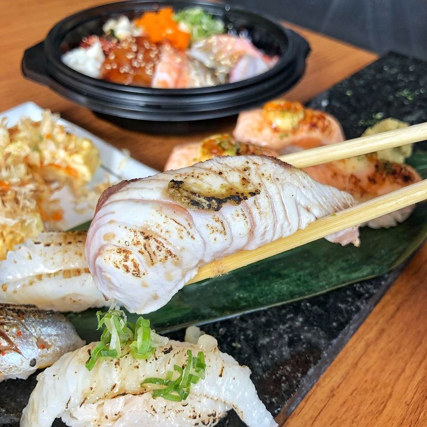 台南國華街新店【本寓食堂】焦糖炙燒鮭魚 色澤誘人香氣一級棒 鮭魚控快衝 !