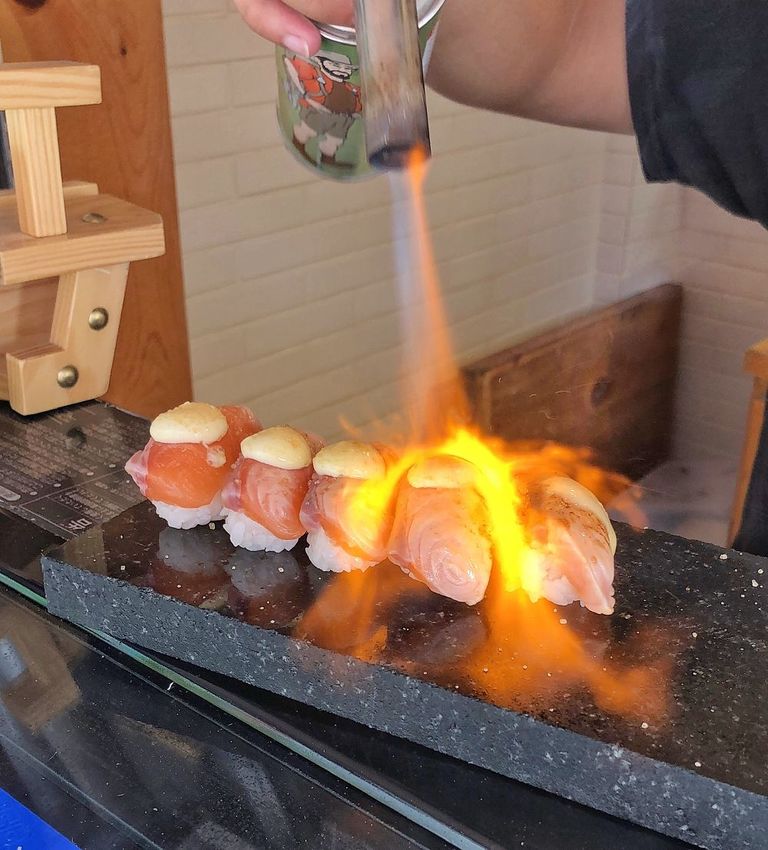 台南國華街新店【本寓食堂】焦糖炙燒鮭魚 色澤誘人香氣一級棒 鮭魚控快衝 !