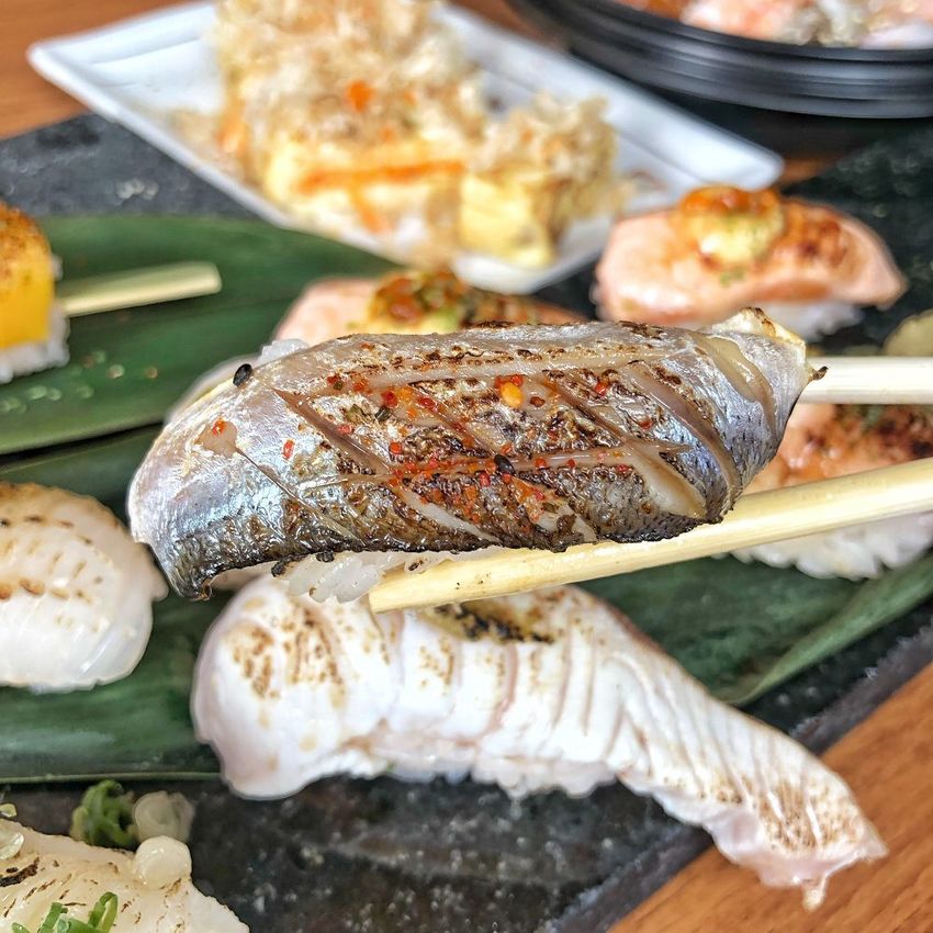 台南國華街新店【本寓食堂】焦糖炙燒鮭魚 色澤誘人香氣一級棒 鮭魚控快衝 !