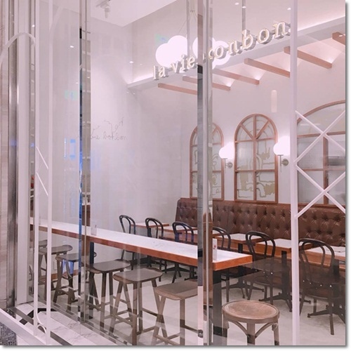 高雄「Take a Bite」現炸吉拿棒的咖啡店。