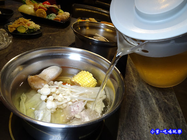 自己加湯-食鮮日式火鍋吃到飽.jpg
