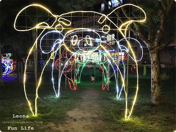 大里十九甲健康公園|可愛飛天豬、石虎花燈