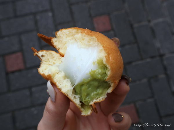 滾滾燒雞蛋糕：台中美食│滾滾燒雞蛋糕〃圓滾滾像章魚燒的可愛雞蛋糕，顆顆大爆漿，口味超多可以選擇～