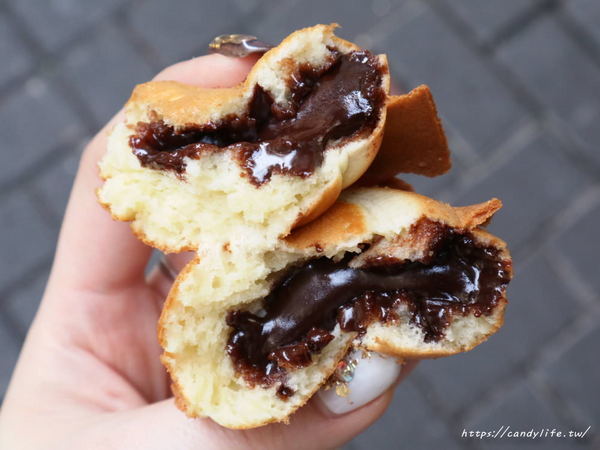 滾滾燒雞蛋糕：台中美食│滾滾燒雞蛋糕〃圓滾滾像章魚燒的可愛雞蛋糕，顆顆大爆漿，口味超多可以選擇～