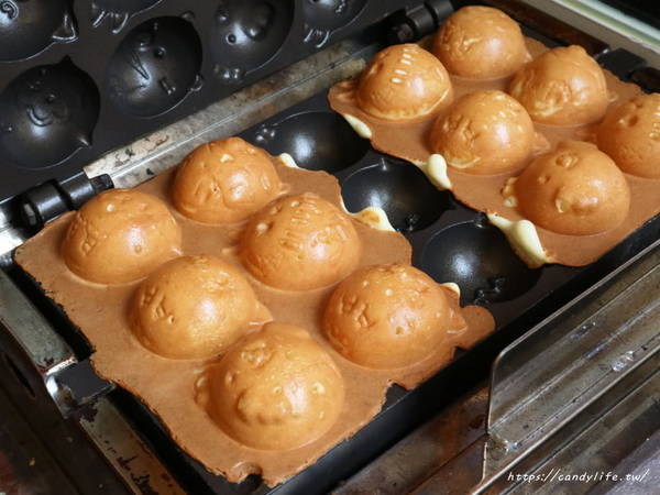 滾滾燒雞蛋糕：台中美食│滾滾燒雞蛋糕〃圓滾滾像章魚燒的可愛雞蛋糕，顆顆大爆漿，口味超多可以選擇～