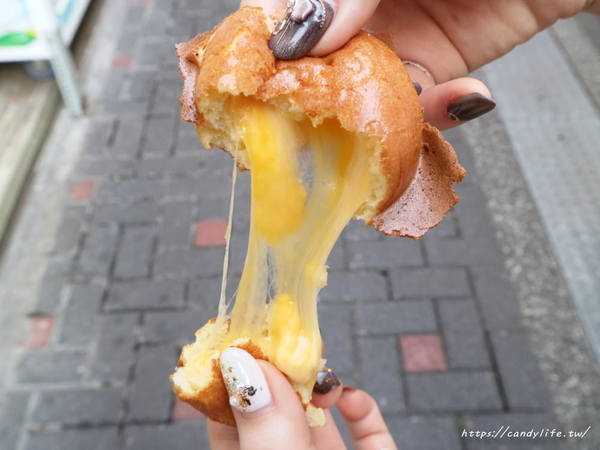 滾滾燒雞蛋糕：台中美食│滾滾燒雞蛋糕〃圓滾滾像章魚燒的可愛雞蛋糕，顆顆大爆漿，口味超多可以選擇～
