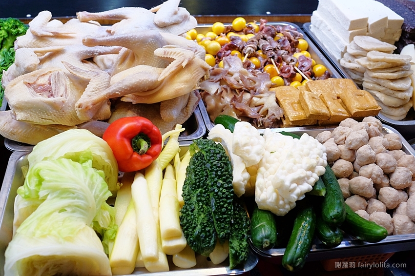 台中小吃 | 味鼎軒。低調隱藏一攤躲巷弄，號稱地表最強鹹水雞、還沒開門客人就求買！ @蹦啾♥謝蘿莉 La vie heureuse