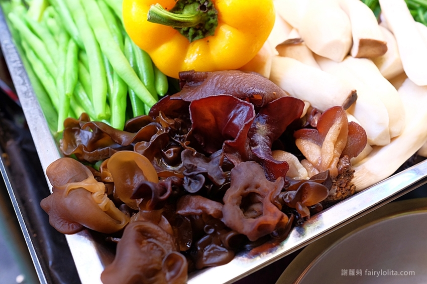 台中小吃 | 味鼎軒。低調隱藏一攤躲巷弄，號稱地表最強鹹水雞、還沒開門客人就求買！ @蹦啾♥謝蘿莉 La vie heureuse