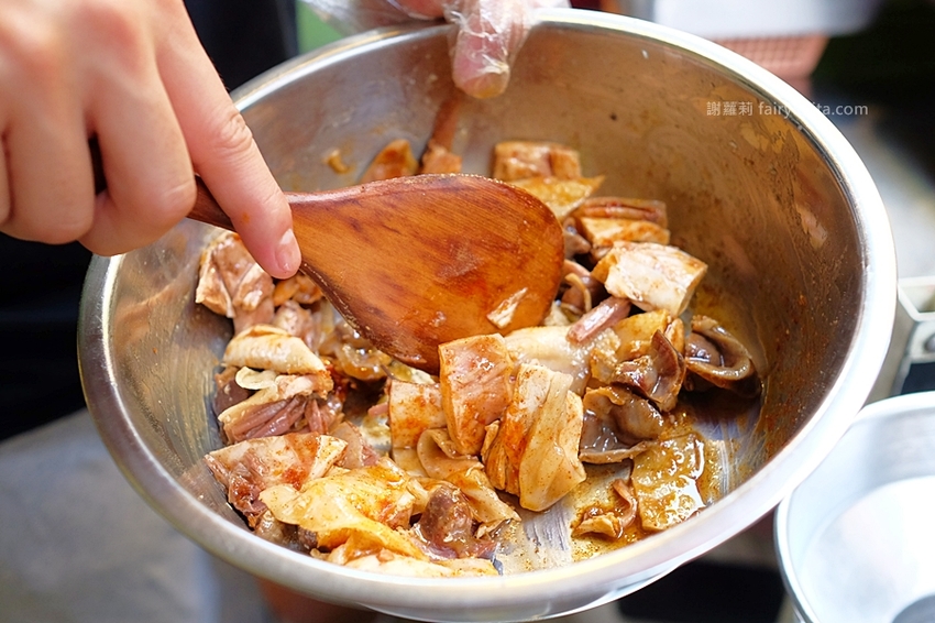 台中小吃 | 味鼎軒。低調隱藏一攤躲巷弄，號稱地表最強鹹水雞、還沒開門客人就求買！ @蹦啾♥謝蘿莉 La vie heureuse