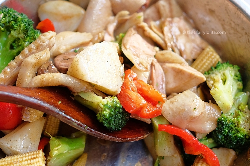 台中小吃 | 味鼎軒。低調隱藏一攤躲巷弄，號稱地表最強鹹水雞、還沒開門客人就求買！ @蹦啾♥謝蘿莉 La vie heureuse