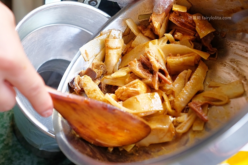 台中小吃 | 味鼎軒。低調隱藏一攤躲巷弄，號稱地表最強鹹水雞、還沒開門客人就求買！ @蹦啾♥謝蘿莉 La vie heureuse