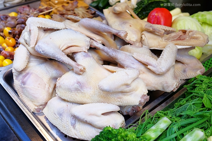 台中小吃 | 味鼎軒。低調隱藏一攤躲巷弄，號稱地表最強鹹水雞、還沒開門客人就求買！ @蹦啾♥謝蘿莉 La vie heureuse